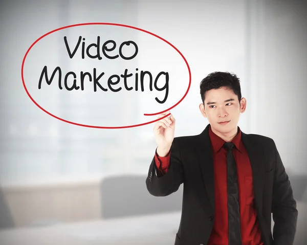 Hombre de negocios escribiendo vídeo marketing —  Fotos de Stock