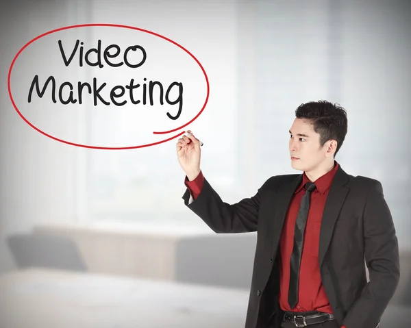 Hombre de negocios escribiendo vídeo marketing —  Fotos de Stock