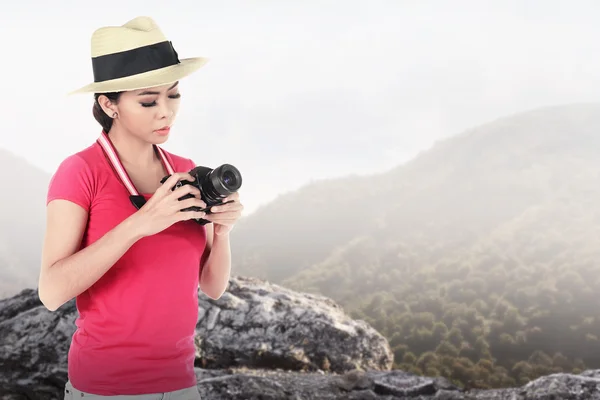 A tourist taking image with camera — Stock Photo, Image