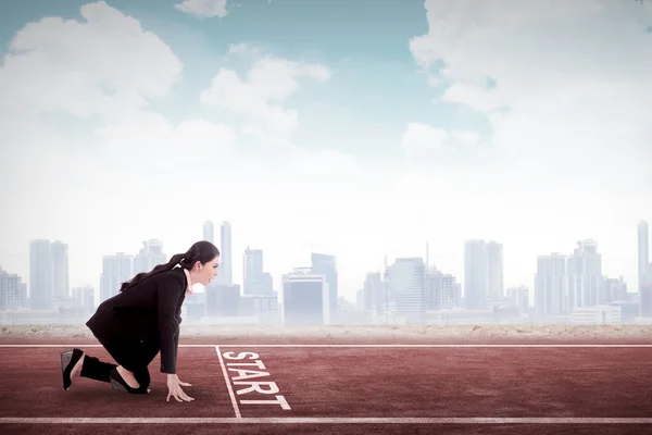 Mujer de negocios empezar a correr — Foto de Stock