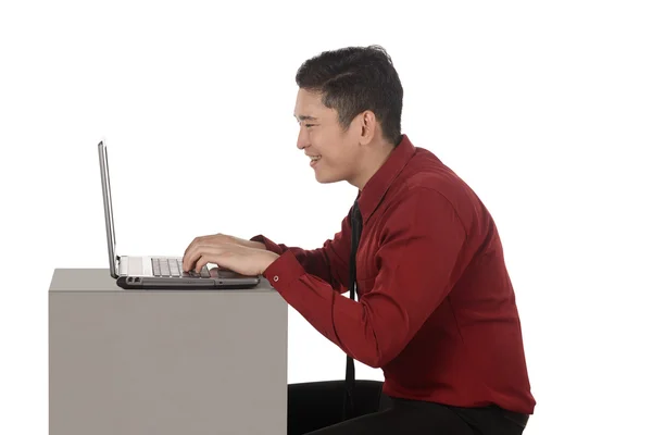 Hombre de negocios trabajando en un portátil —  Fotos de Stock