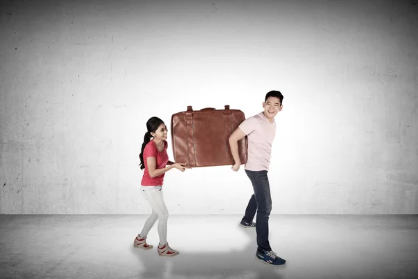 Νεαρό ζευγάρι φέρει μεγάλες αποσκευές — Φωτογραφία Αρχείου