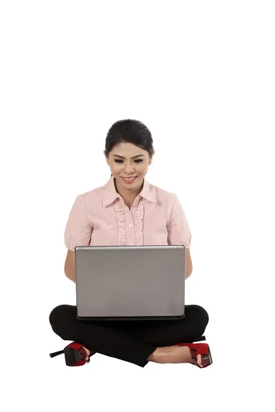 Aziatische zakenvrouw werken op een laptop — Stockfoto