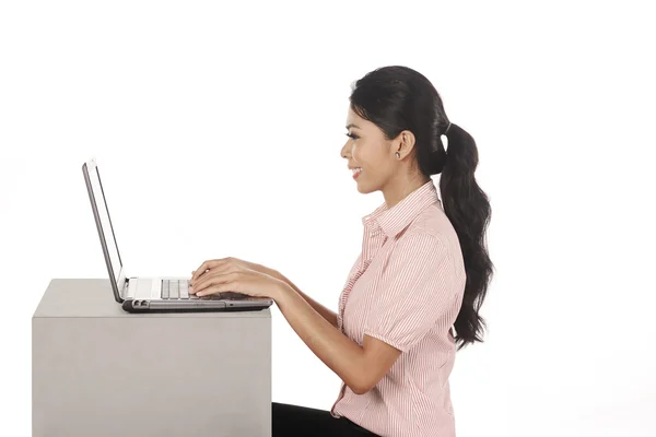 Zakelijke vrouw werkt op laptop — Stockfoto