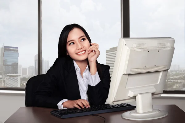 Sorrindo mulher feliz usando o computador — Fotografia de Stock