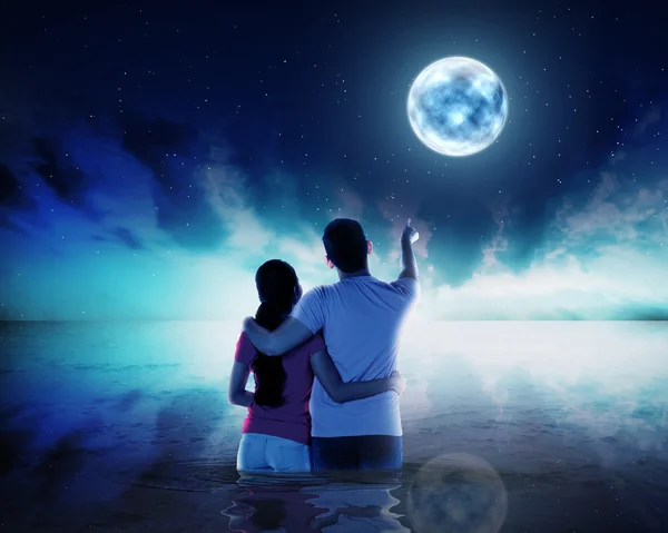 Par ponting månen på natten — Stockfoto