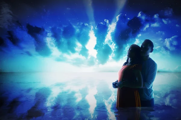 Silhouette di giovane coppia asiatica sul mare — Foto Stock