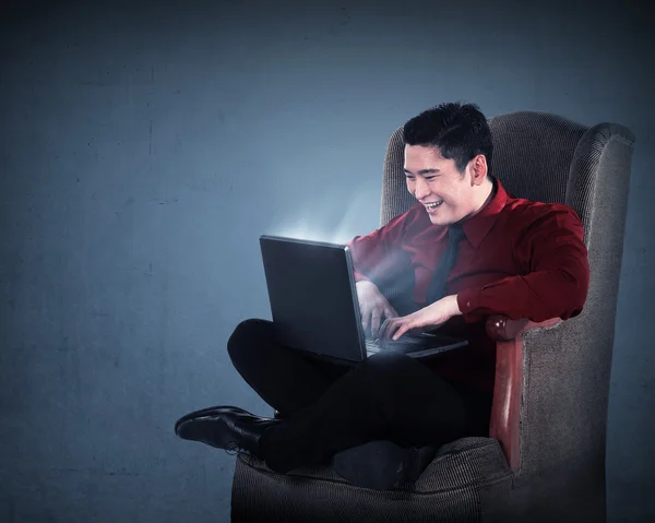 Asiatico uomo d'affari working con laptop — Foto Stock