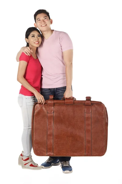 Jovem casal transportando bagagem — Fotografia de Stock