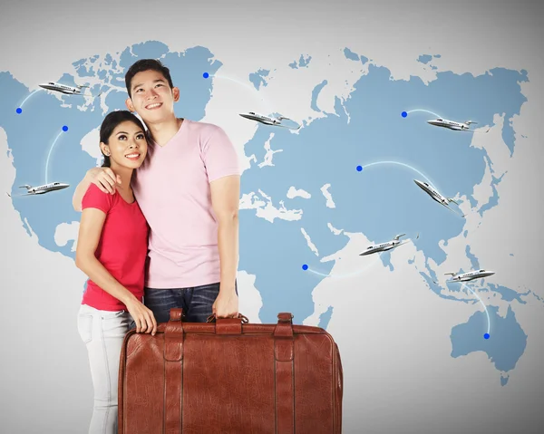 Pareja planeando viajar alrededor del mundo — Foto de Stock