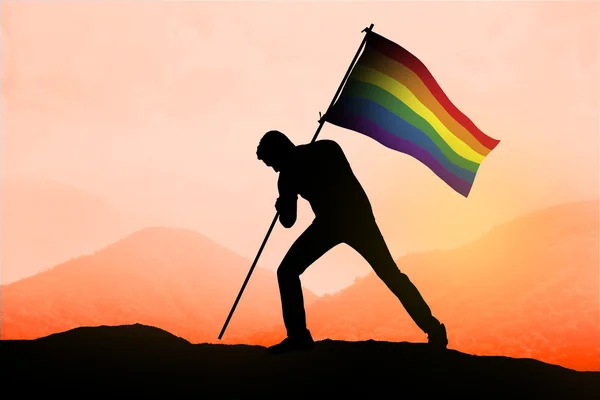 Hombre sosteniendo bandera del orgullo gay — Foto de Stock