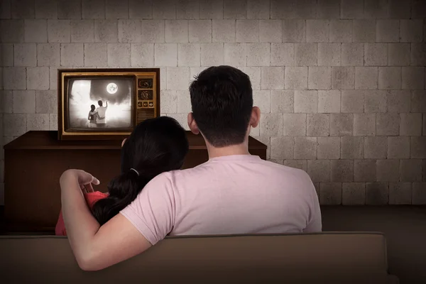 Young asian couple watching retro tv — Stock Photo, Image