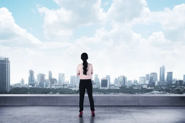 Asian business woman looking to the city — Stock Photo, Image