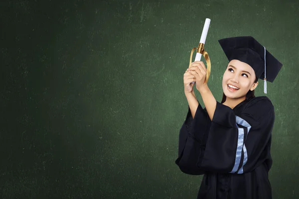 Feliz estudante graduado menina com pergaminho — Fotografia de Stock