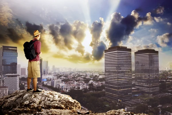 Viajero joven de pie en la cima de la roca — Foto de Stock