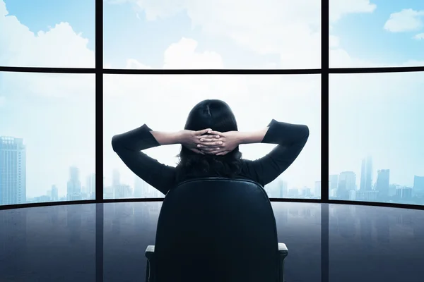 Mujer de negocios mirando por la ventana —  Fotos de Stock