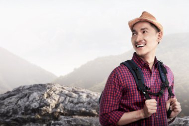 Gülümseyen genç Asian Traveler