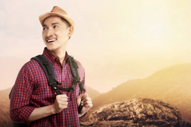 Gülümseyen genç Asian Traveler