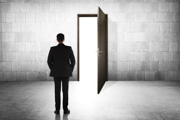 Hombre de negocios yendo a la puerta abierta — Foto de Stock