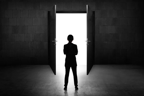 Business woman going to the open door — Stock Photo, Image