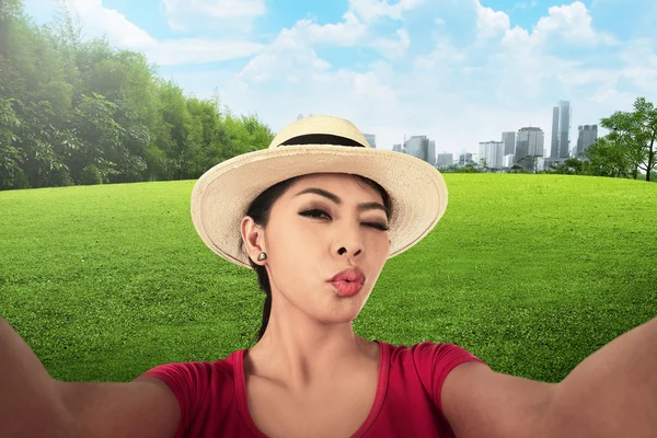 Asian woman doing selfie with duck face — Stock Photo, Image