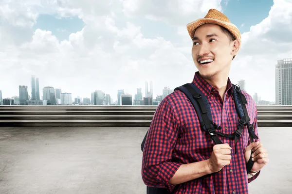 Азиатский турист носит рюкзак улыбаясь — стоковое фото