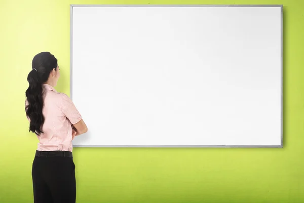 Jeune femme avec tableau blanc — Photo