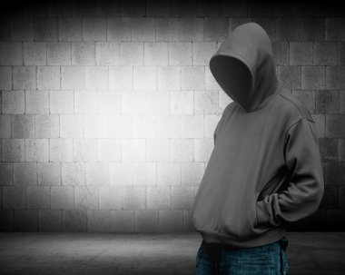 Bilgisayar hacker kukuletalı adam silüeti