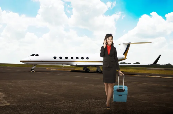 Γυναίκα με τα πόδια με βαλίτσα σε ιδιωτικό αεριωθούμενο αεροπλάνο — Φωτογραφία Αρχείου