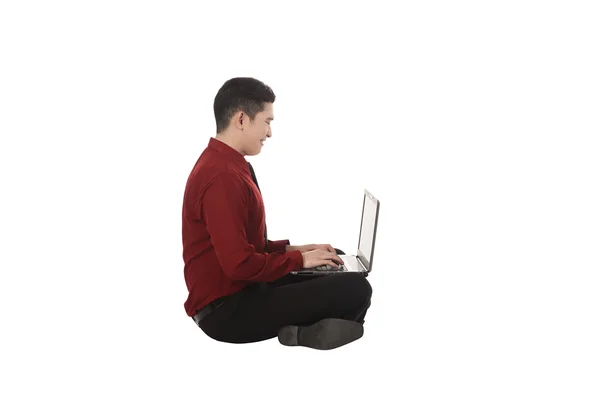 Азиатский бизнесмен работает на ноутбуке — стоковое фото