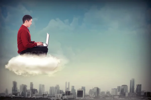 Biznes człowiek pracy z laptopem na niebie — Zdjęcie stockowe