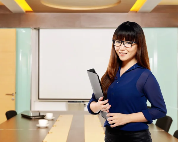 Asian business woman holding folder — Stock Photo, Image