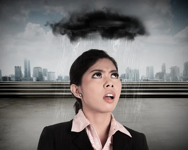 Junge asiatische Geschäftsfrau unter regen — Stockfoto