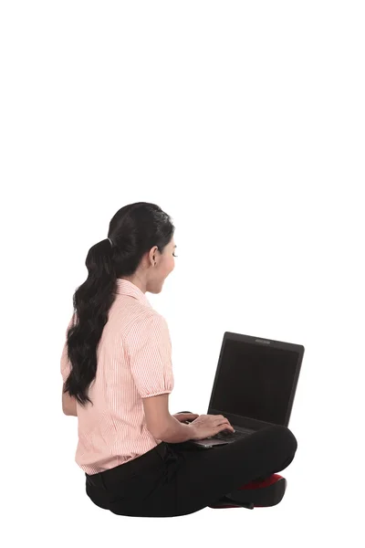 Mulher de negócios trabalhando em um laptop no chão — Fotografia de Stock