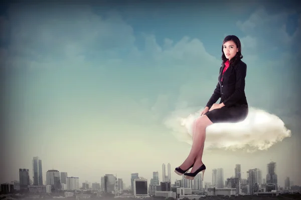 Frau sitzt auf der Wolke — Stockfoto