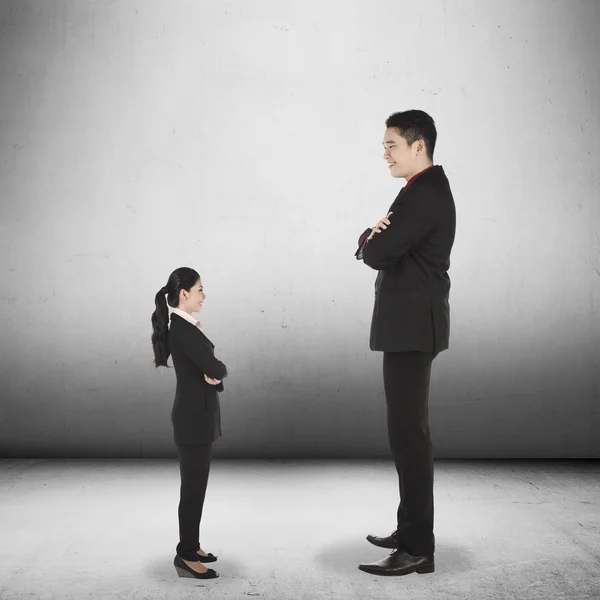 Grande capo guardando più piccolo lavoratore — Foto Stock