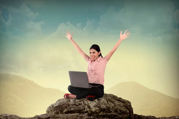 Mujer de negocios usando el ordenador portátil en la montaña — Foto de Stock