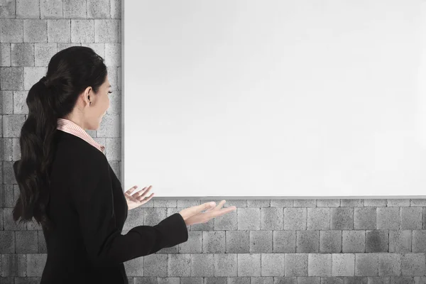 Jeune femme avec tableau blanc vide — Photo