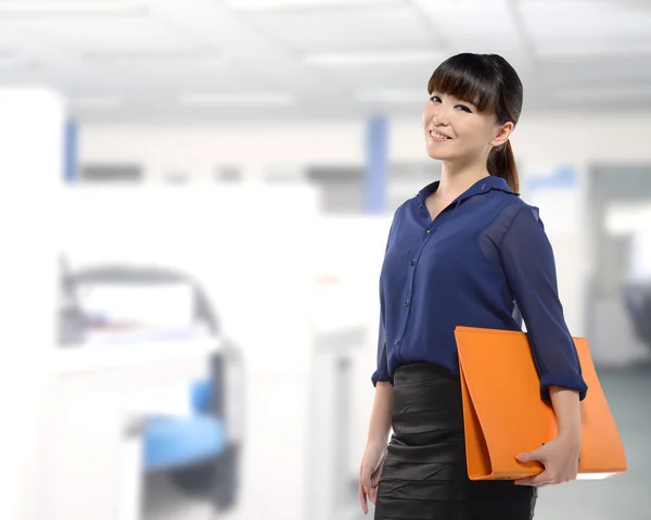 Asian business woman holding folder — Stock Photo, Image