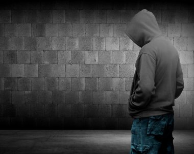 Bilgisayar hacker kukuletalı adam silüeti