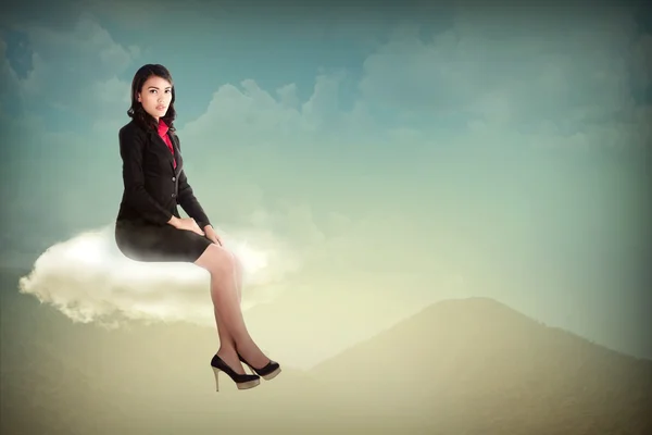 구름에 앉아 여자 — 스톡 사진