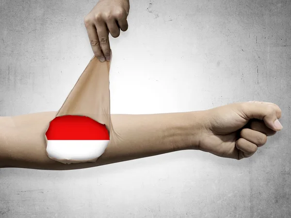 Mann öffnet seine Haut und zeigt indonesische Flagge — Stockfoto