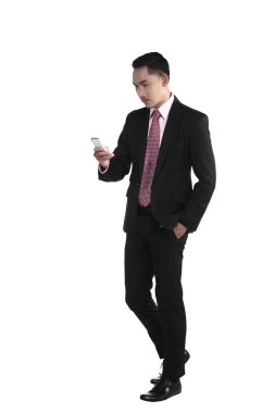 Cep telefonu ile konuşurken yürüyüş iş adamı