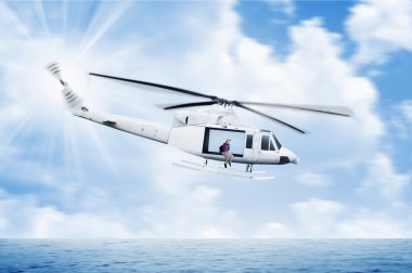 Helikopter içinde oturan Asya adam