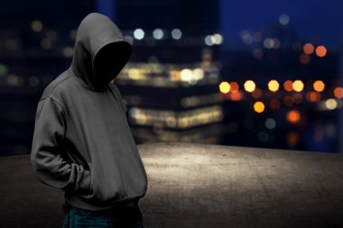 Yüzü olmayan adam başlıklı çatı üzerinde