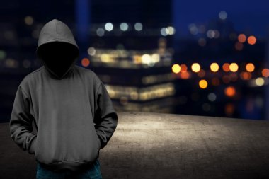 Yüzü olmayan adam başlıklı çatı üzerinde