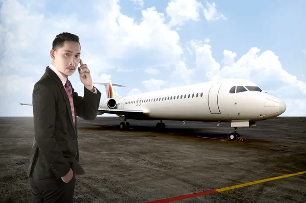 Asiático hombre de negocios llamando con su celular —  Fotos de Stock