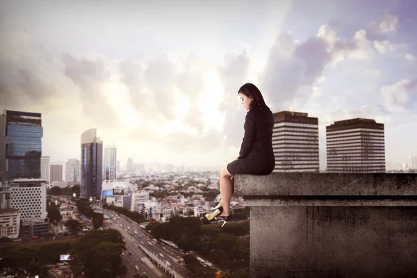 Donna d'affari seduta sul tetto dell'edificio — Foto Stock