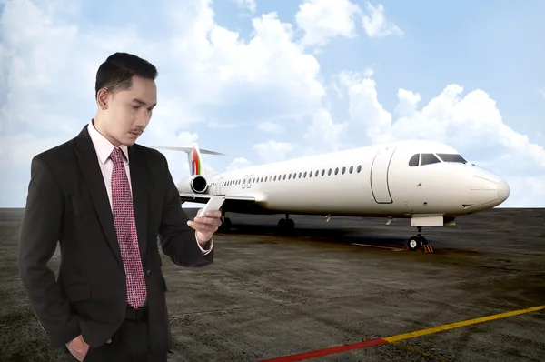 Asiático homem de negócios chamando com seu celular — Fotografia de Stock
