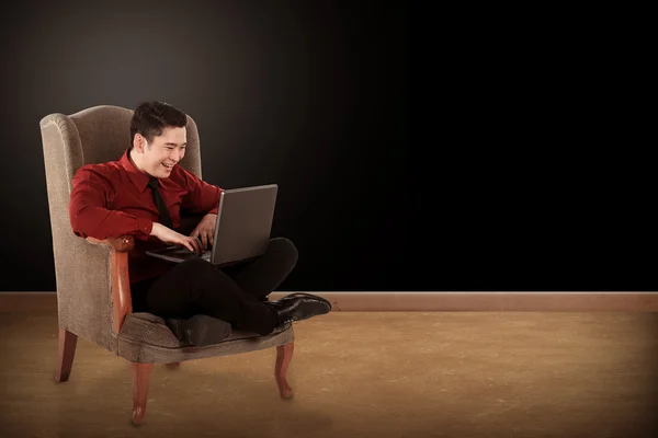 Ο άνθρωπος κάθεται και εργάζεται με το φορητό υπολογιστή των επιχειρήσεων — Φωτογραφία Αρχείου
